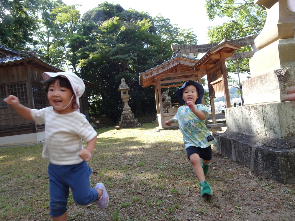 喜多の宮で遊ぶ子ども (4)