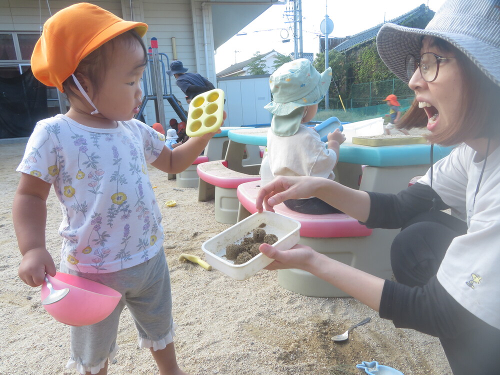 園庭遊びの様子 (1)