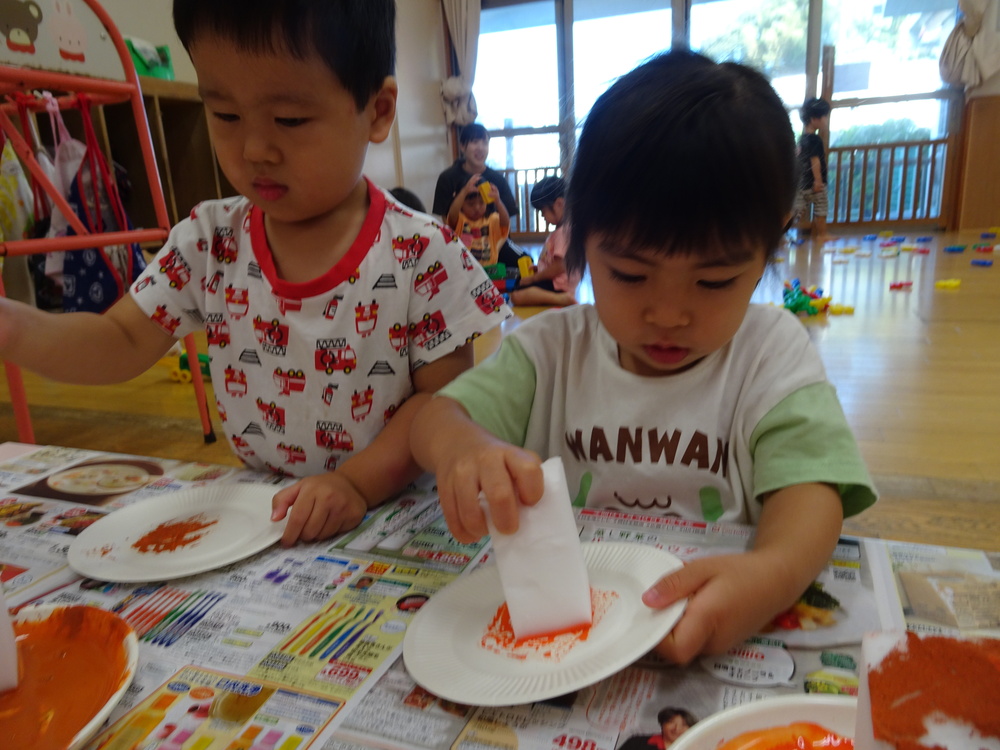 製作をする子ども