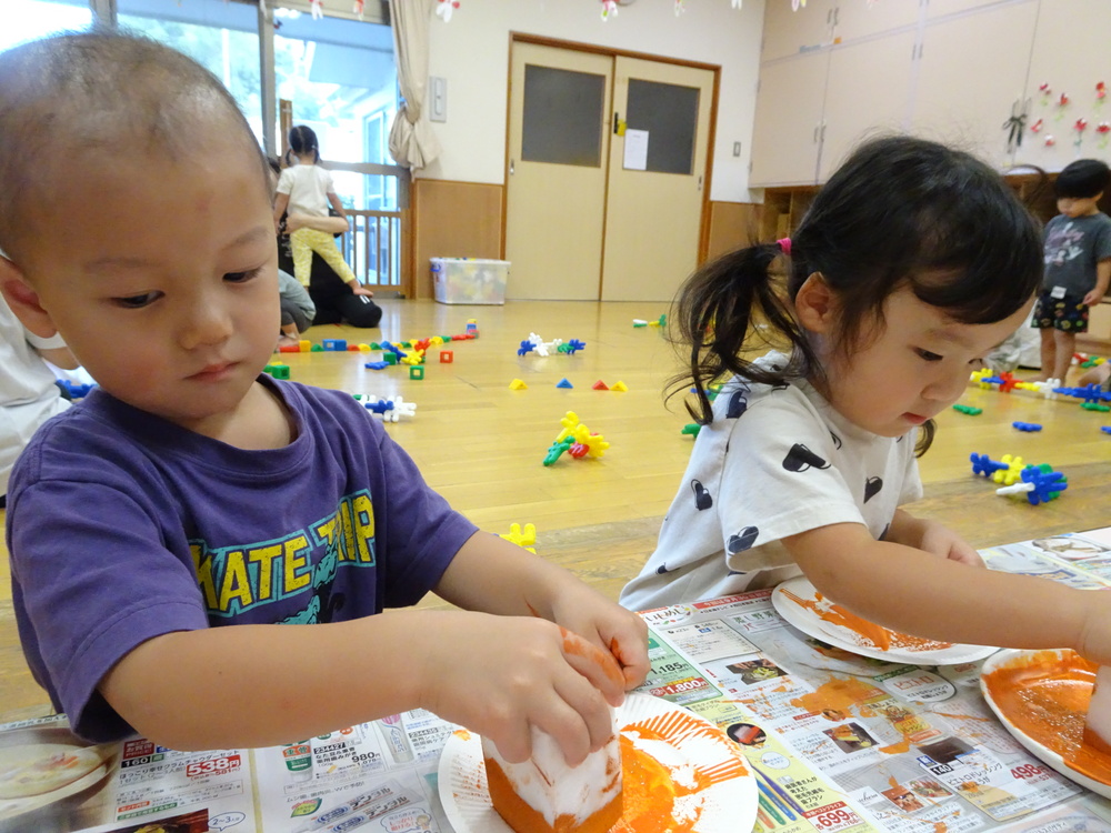 製作をする子ども (3)