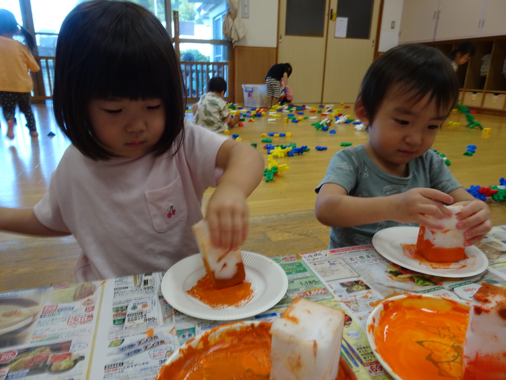 製作をする子ども (5)