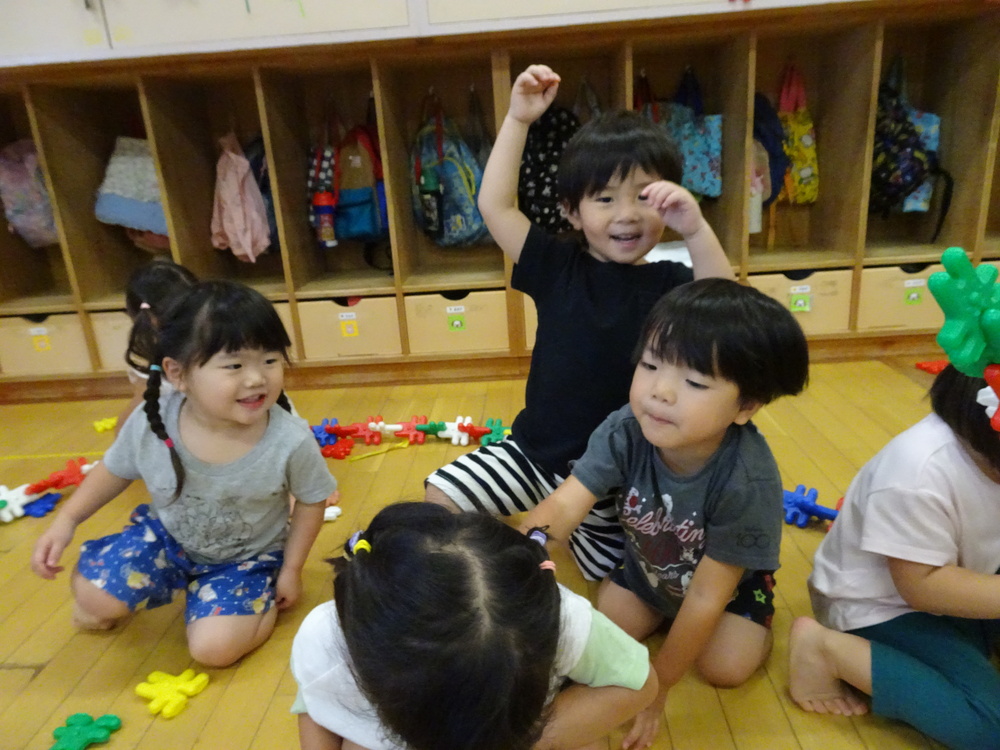 製作をする子ども (4)