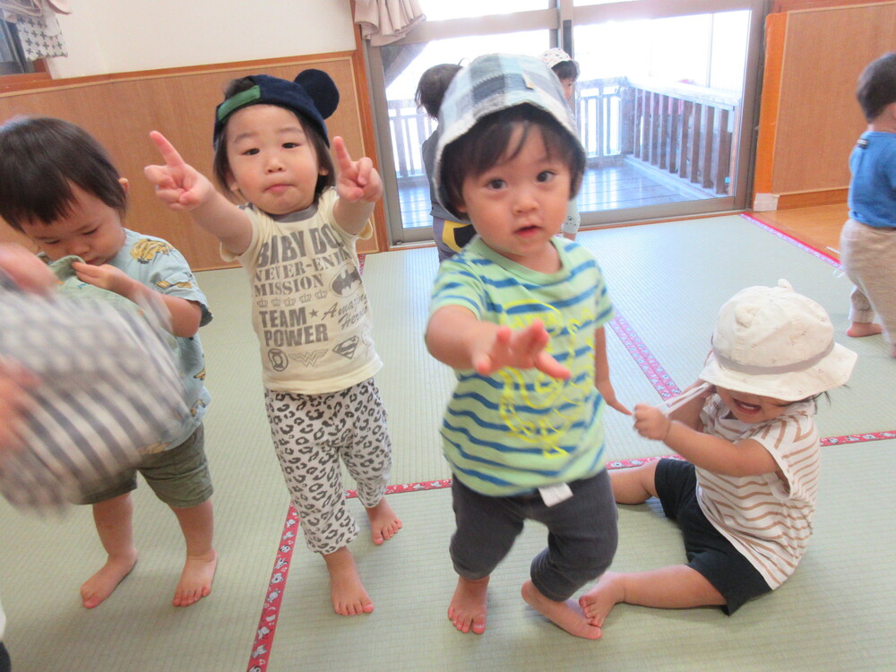 帽子を自分で被っている様子 (2)