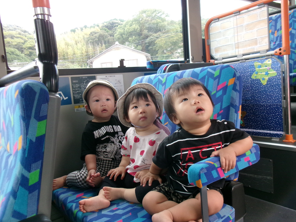 バスに乗っている子ども１