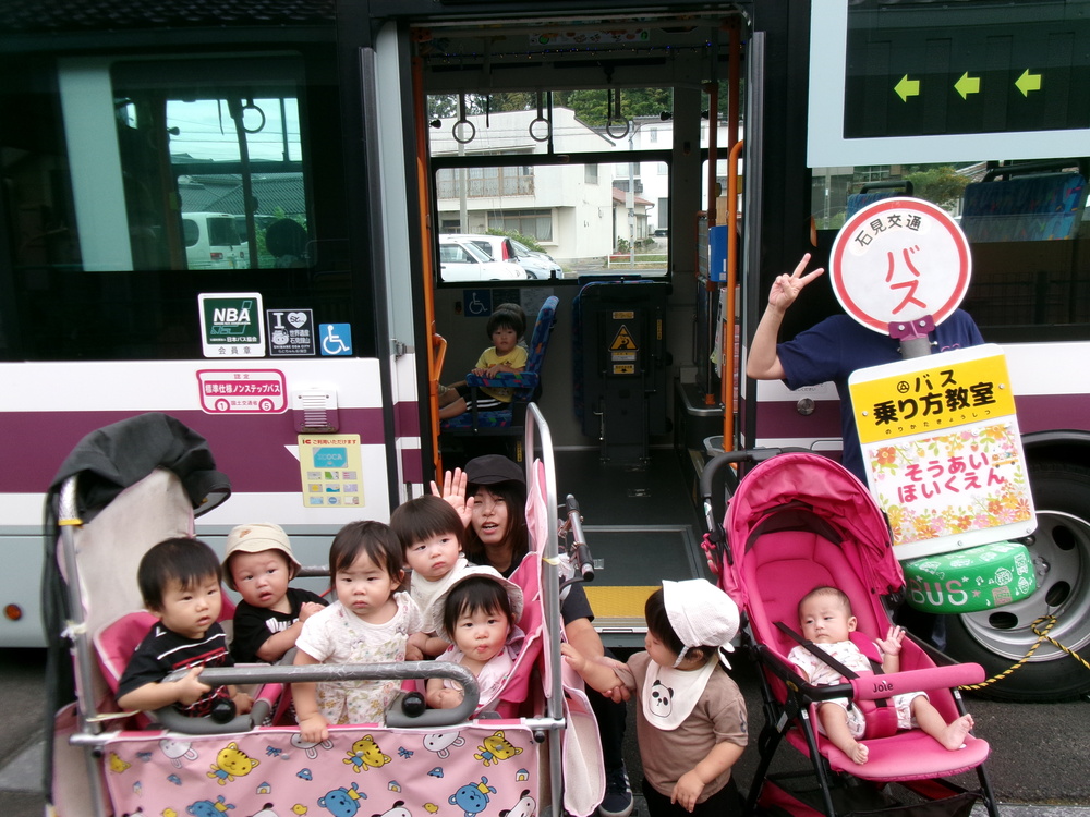 バスの前で記念撮影
