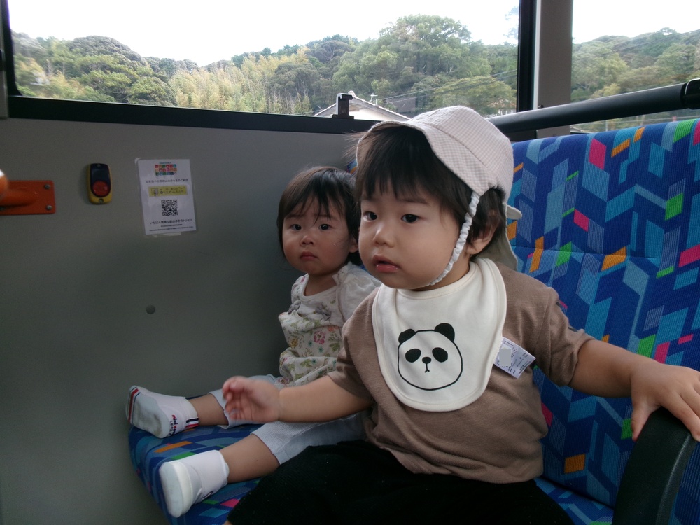 バスに乗る子ども２