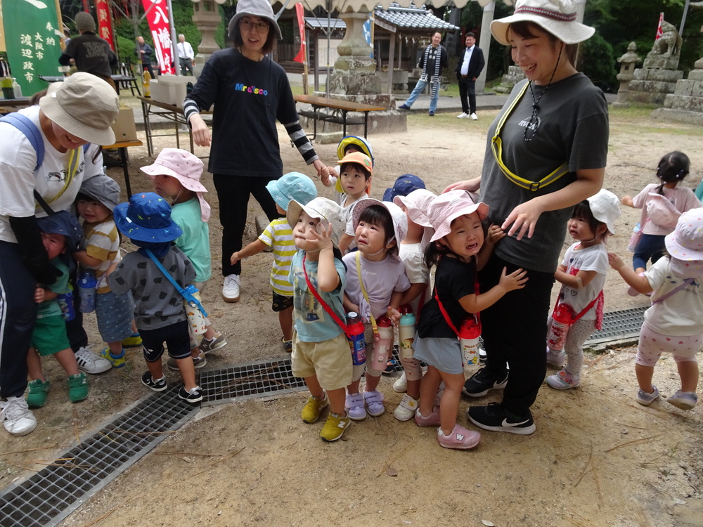 喜多の宮の天狗に会っている子ども達 (2)