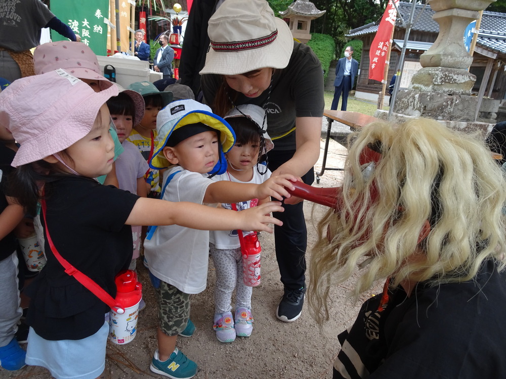 喜多の宮の天狗に会っている子ども達 (3)