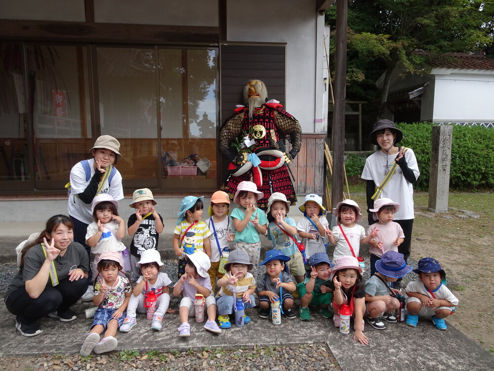喜多の宮の天狗に会っている子ども達 (5)