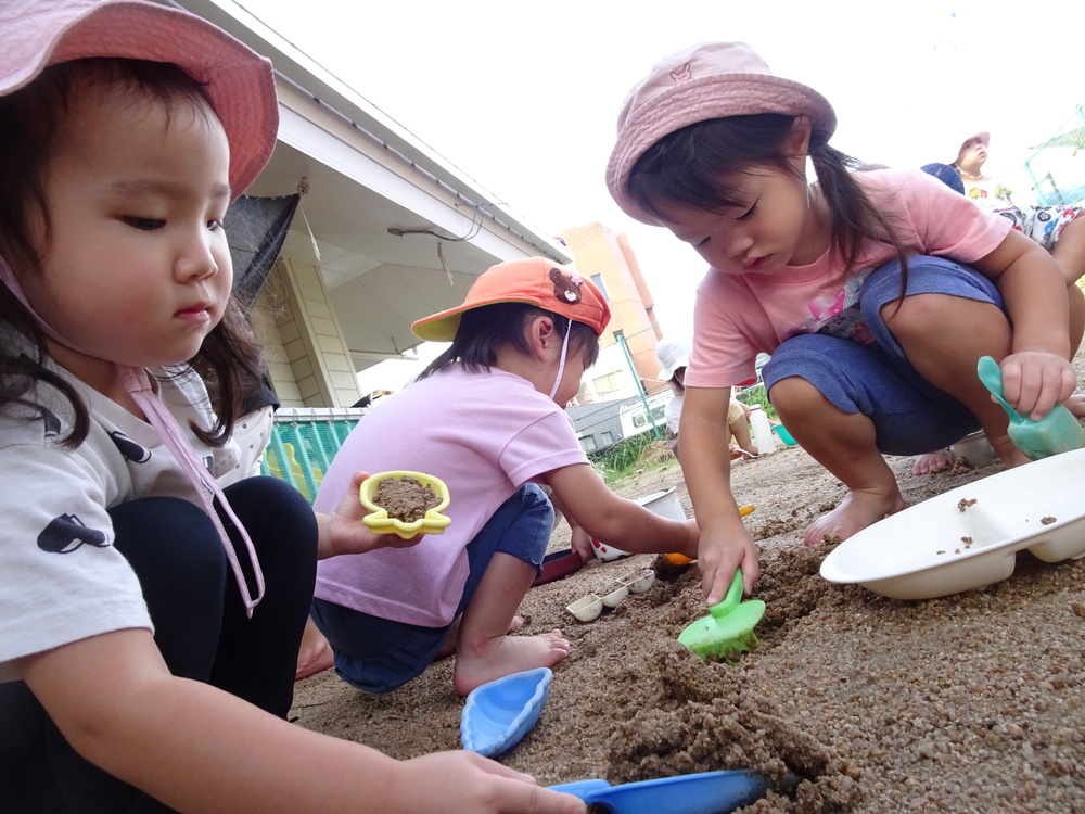 園庭で遊ぶ子ども (1)