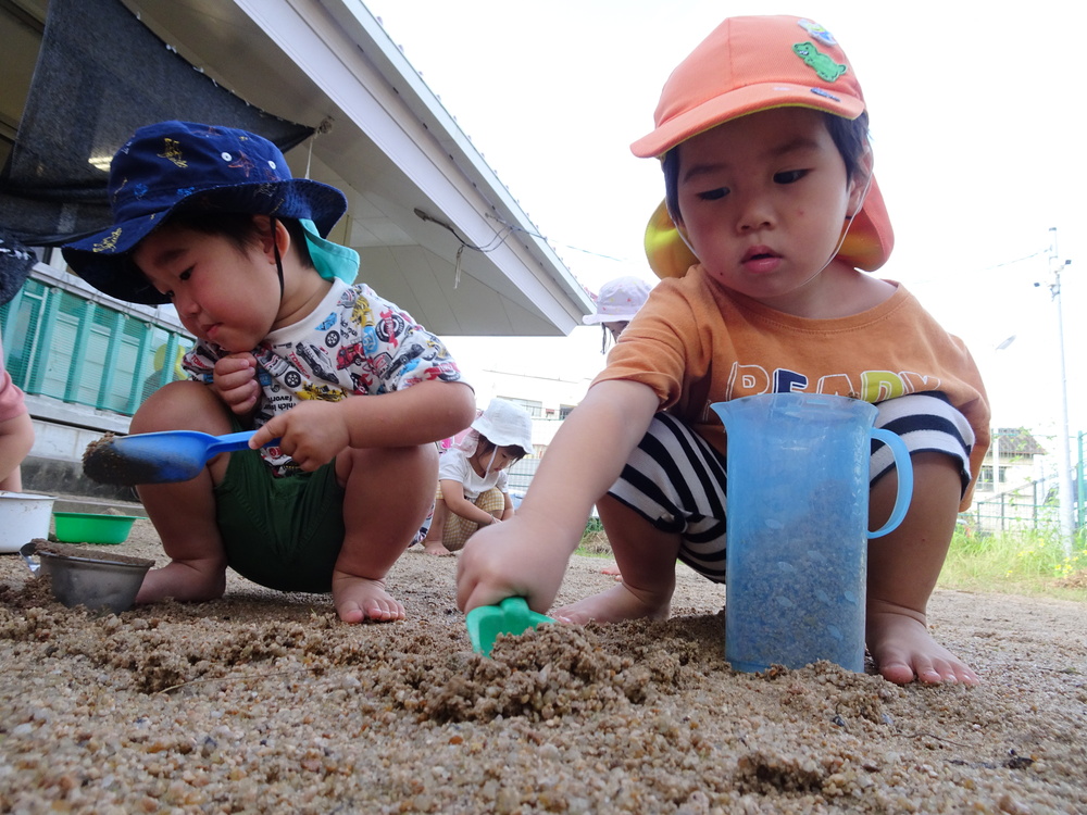 園庭で遊ぶ子ども (2)