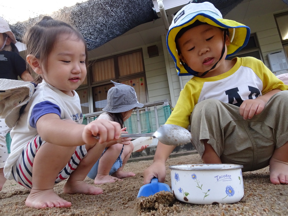 園庭で遊ぶ子ども (3)
