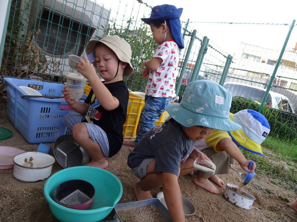 園庭で遊ぶ子ども (5)
