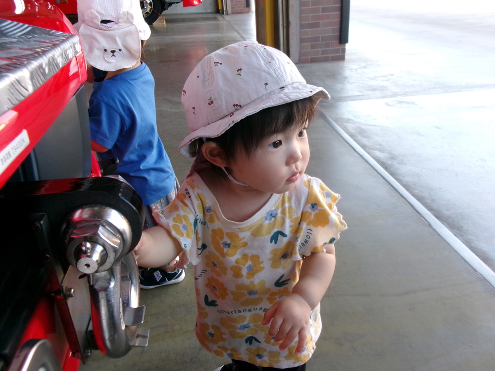 消防車を触る子ども
