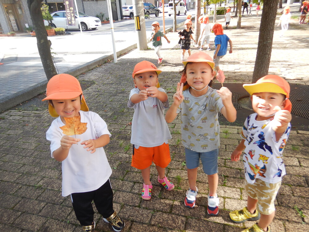 落ち葉を拾って見せている子どもたち (1)