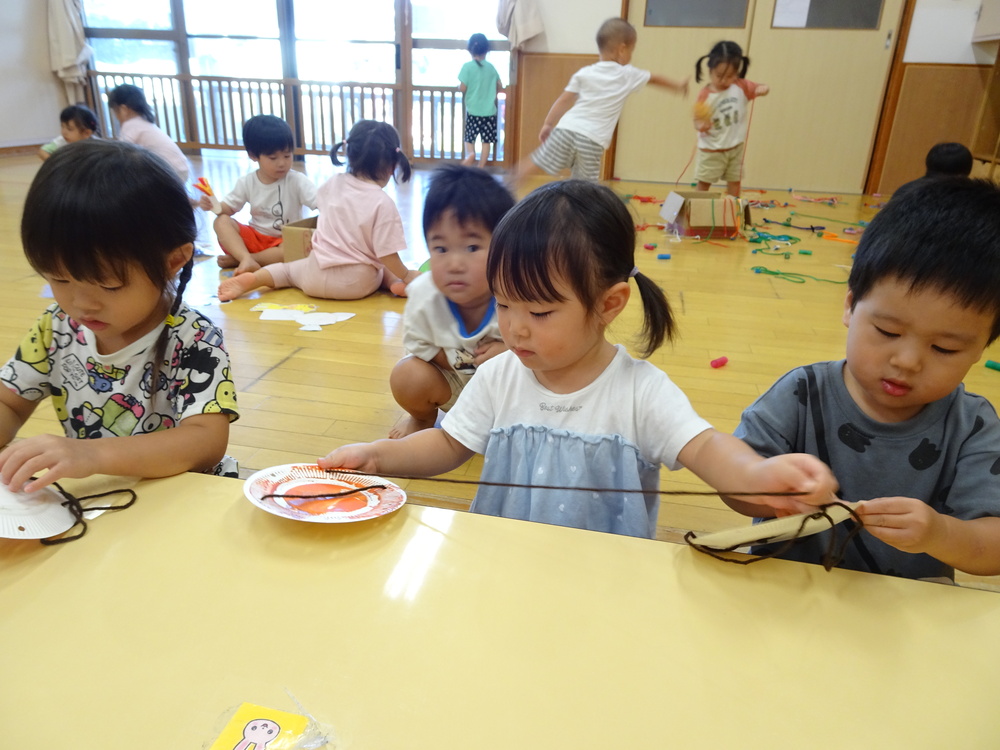 製作をする子ども