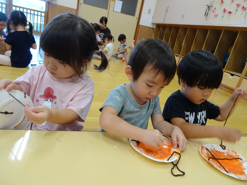 製作をする子ども (3)