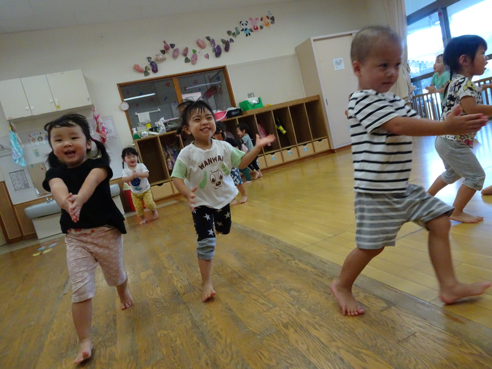 リズムをする子ども
