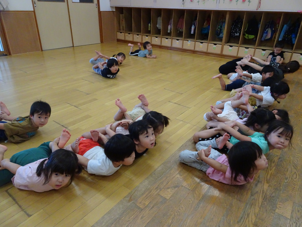 リズムをする子ども (2)