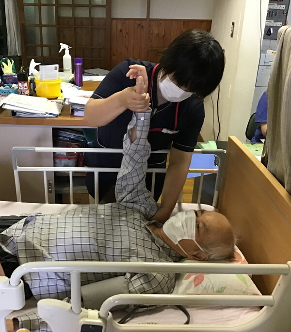 肩のストレッチ中です