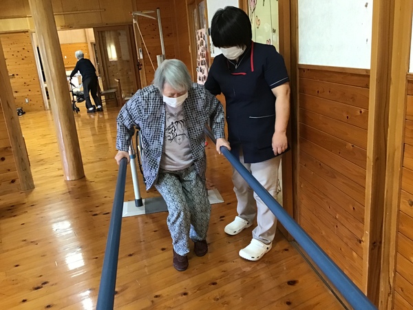 平行棒での歩行訓練です