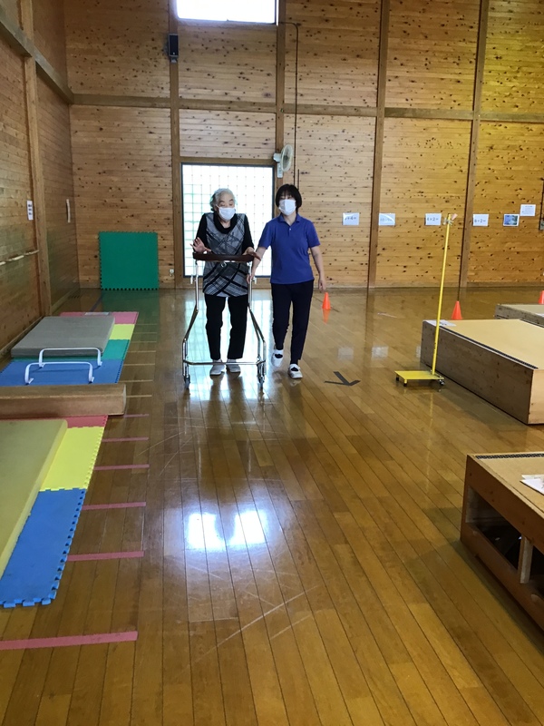 歩行訓練中です