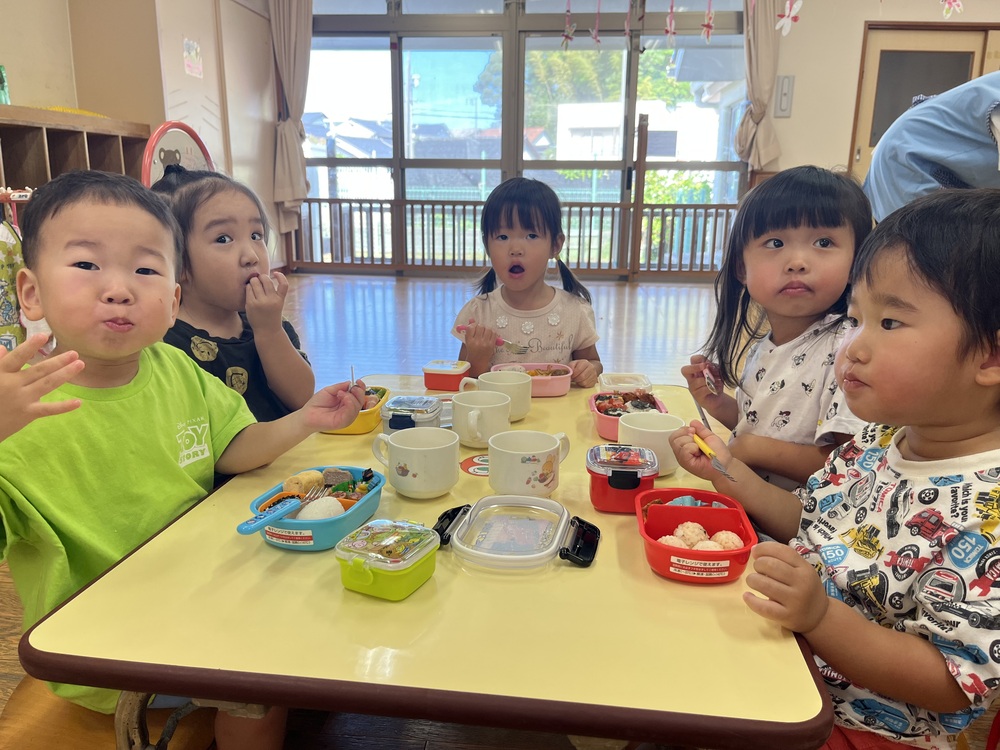お弁当を食べる子ども (2)