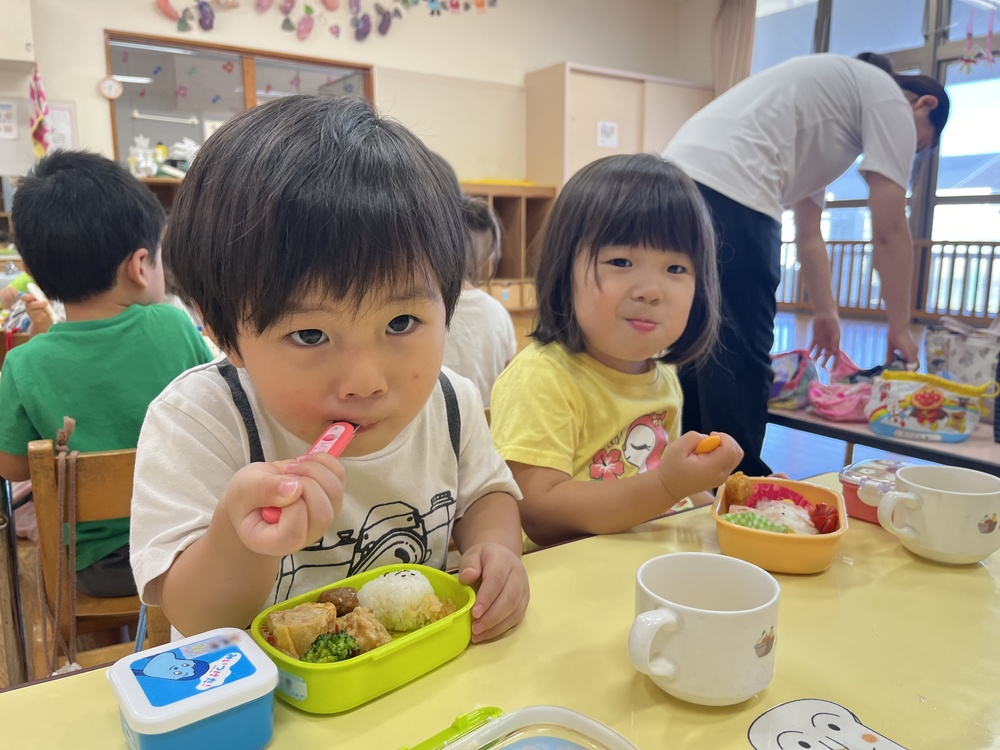 お弁当を食べる子ども (3)
