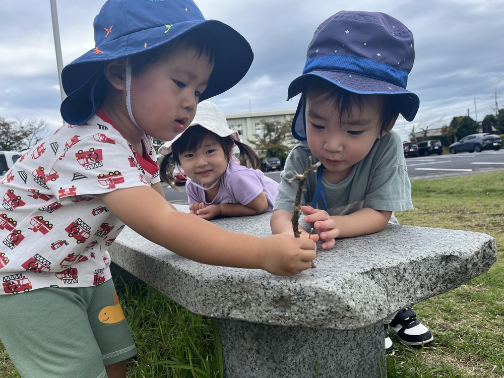 市民会館で遊ぶ子ども (1)