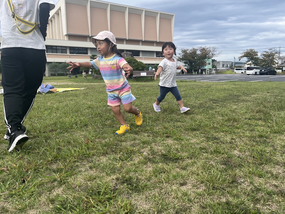市民会館で遊ぶ子ども