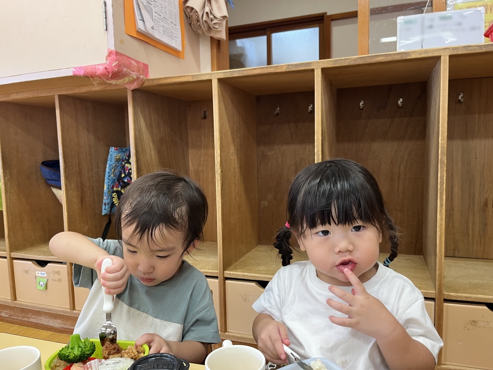 お弁当を食べる子ども (1)