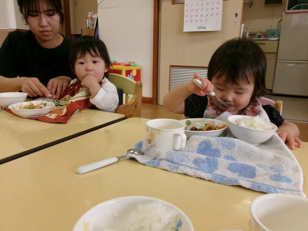 スプーンで食べる