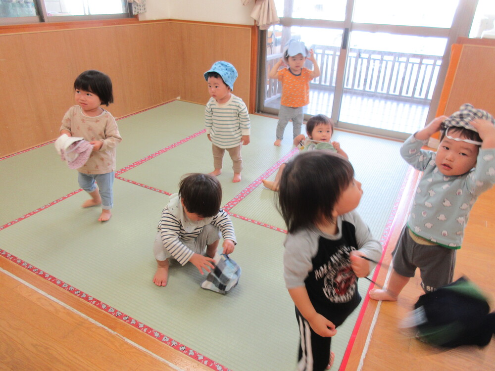 帽子をかぶっている様子