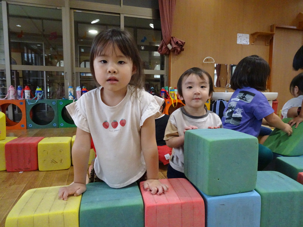 遊戯室で遊ぶ子ども (1)