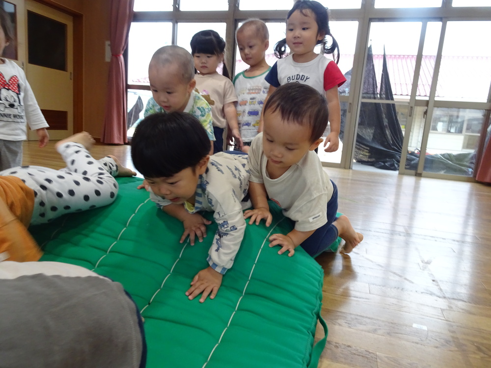 遊戯室で遊ぶ子ども (2)