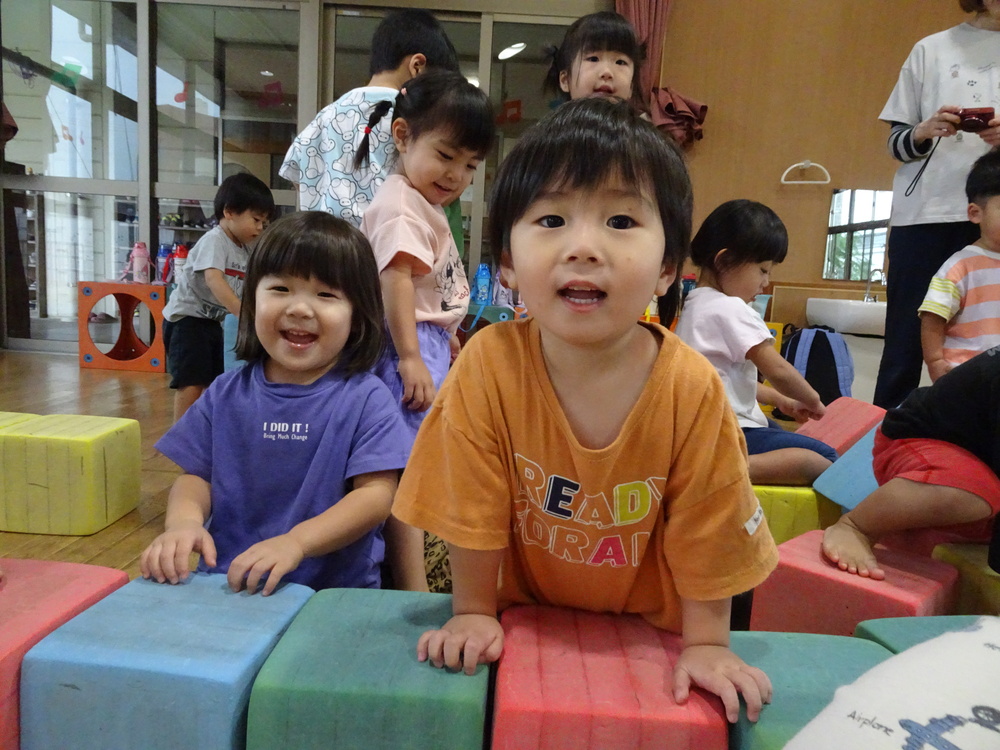 遊戯室で遊ぶ子ども (4)