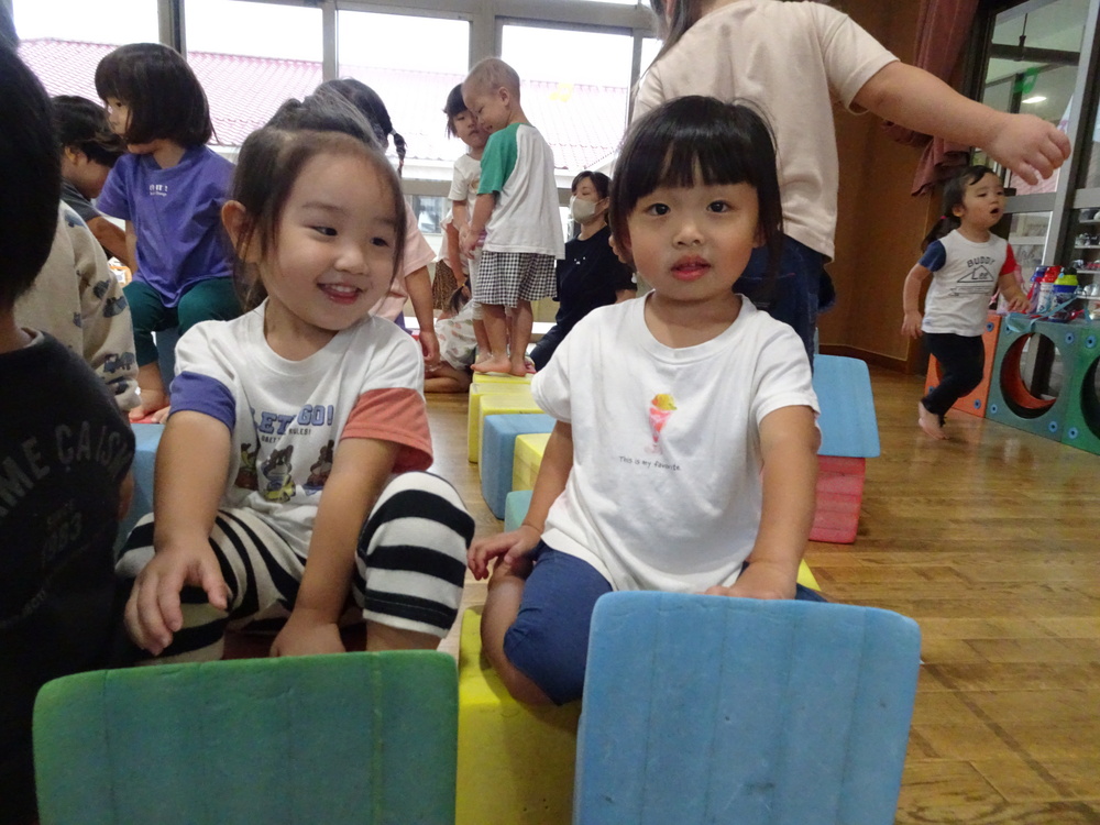 遊戯室で遊ぶ子ども (5)