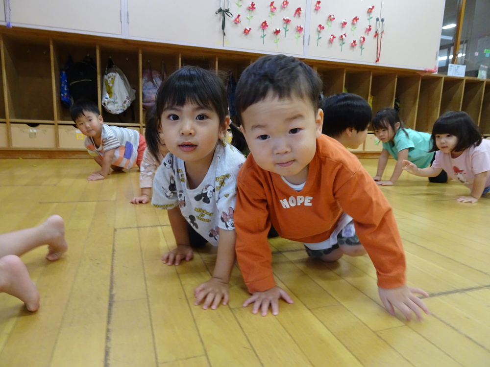 リズムをする子ども (1)