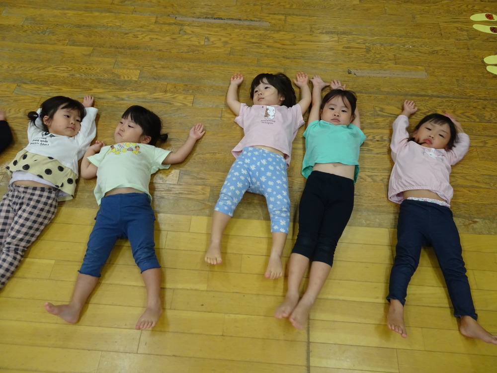 リズムをする子ども (2)