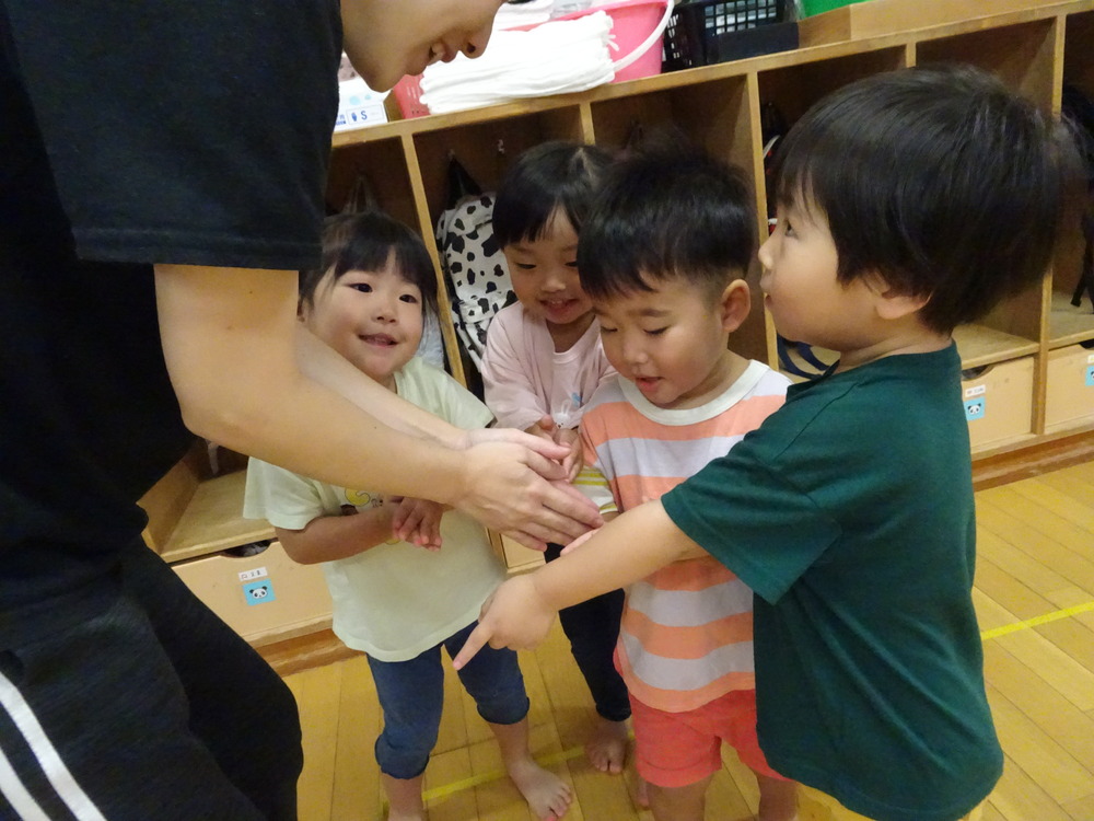 リズムをする子ども (3)