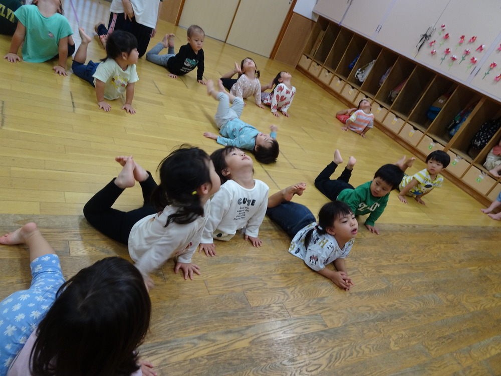 リズムをする子ども (4)