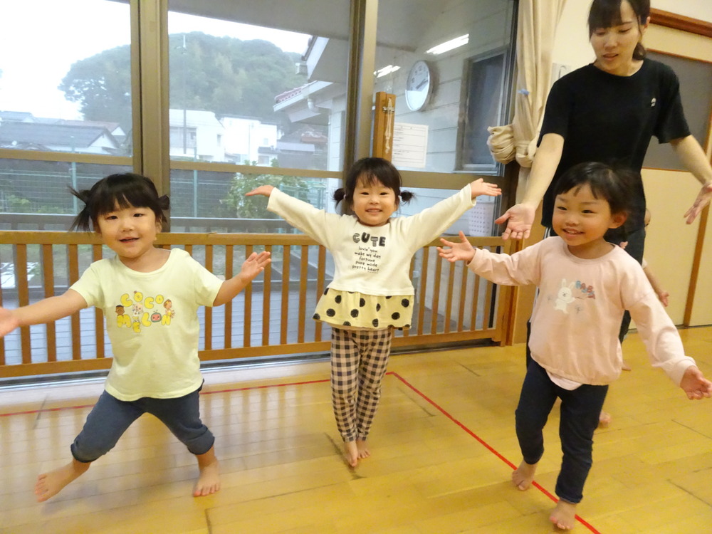 リズムをする子ども (5)