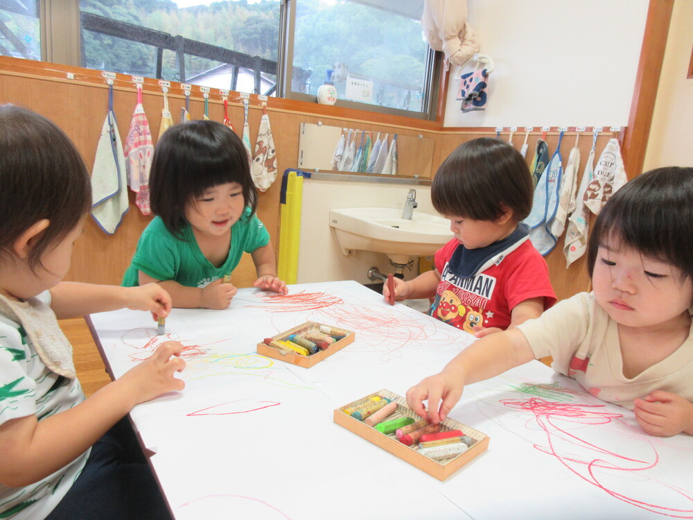 お絵かきをしている様子