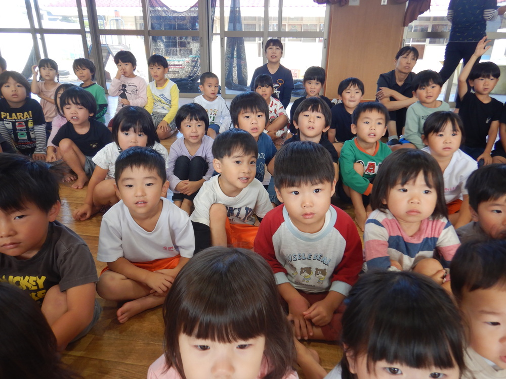 出し物を見ている様子