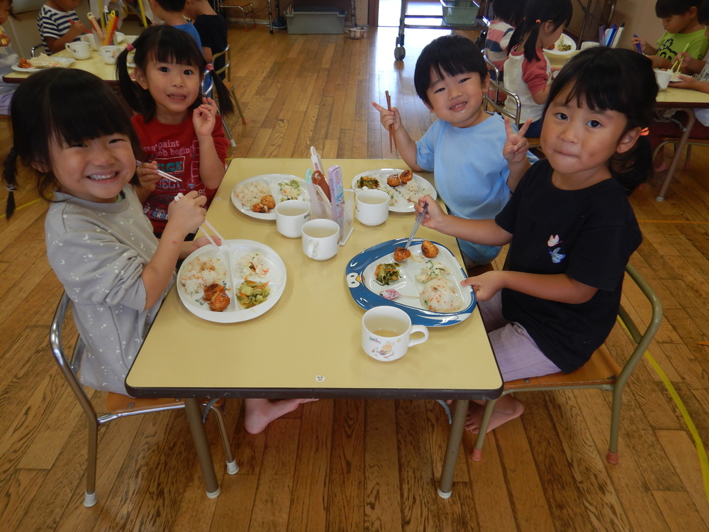 給食の様子 (2)
