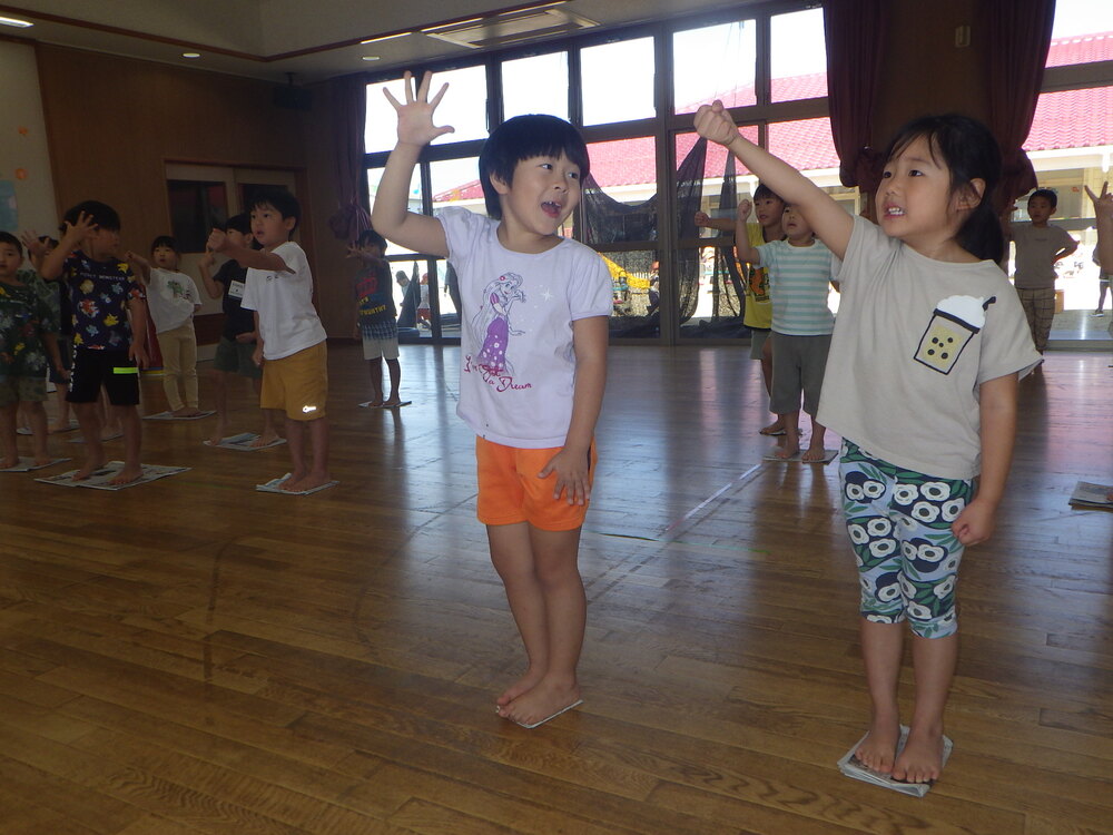 新聞紙じゃんけんの様子