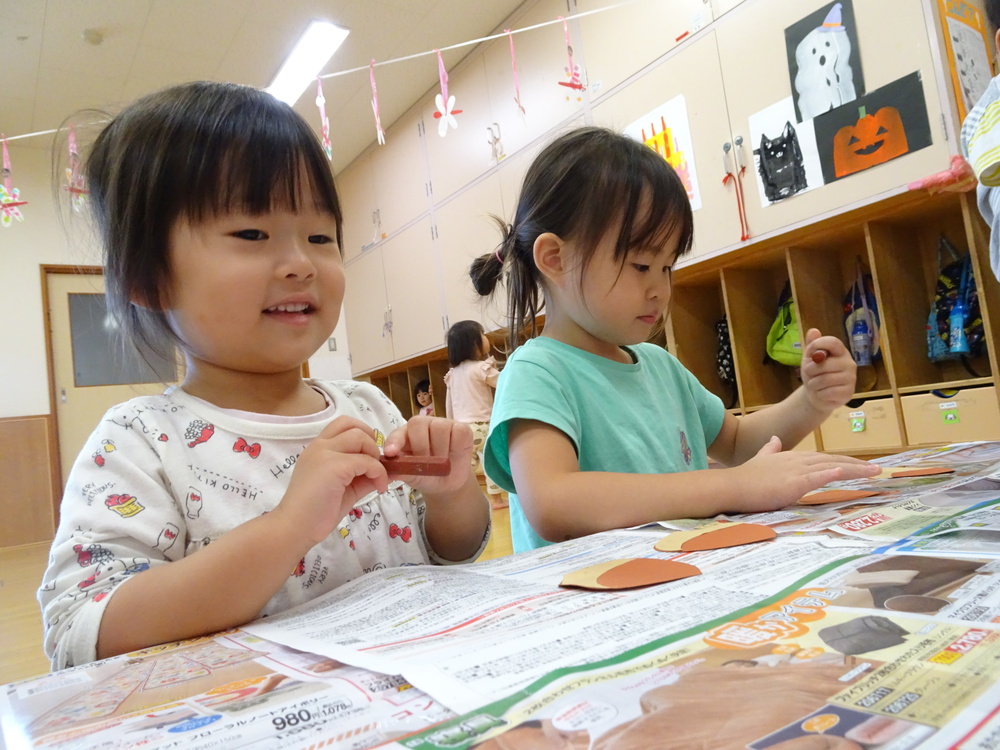 製作をする子ども