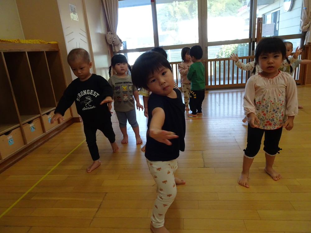 体操をする子ども