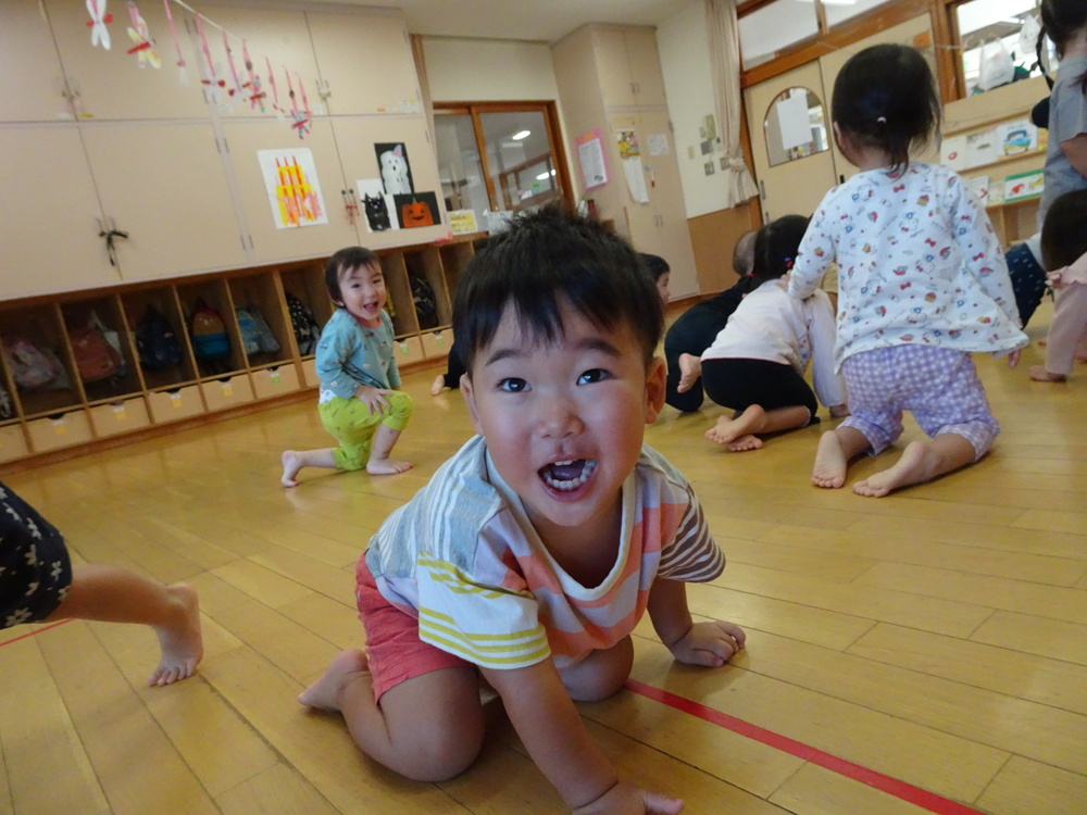体操をする子ども (2)