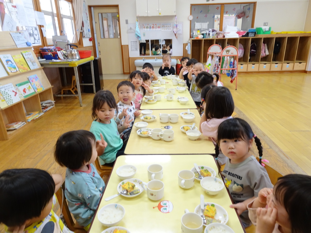 給食を食べる子ども